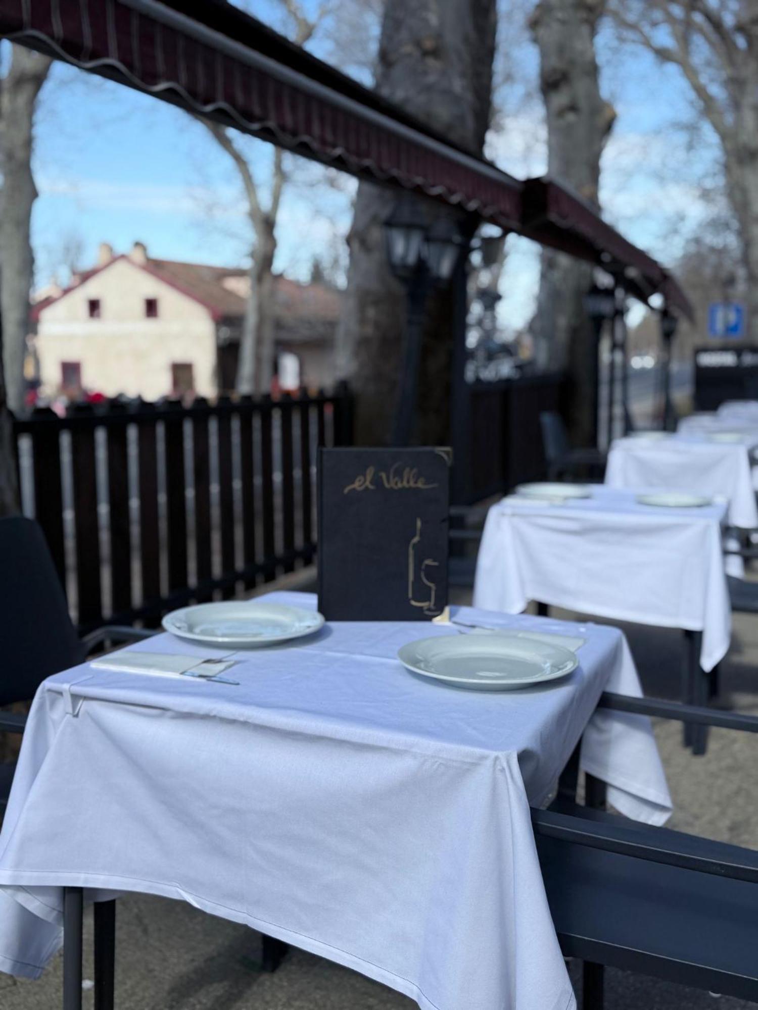 El Valle Hostal Restaurante La Pradera de Navalhorno Luaran gambar